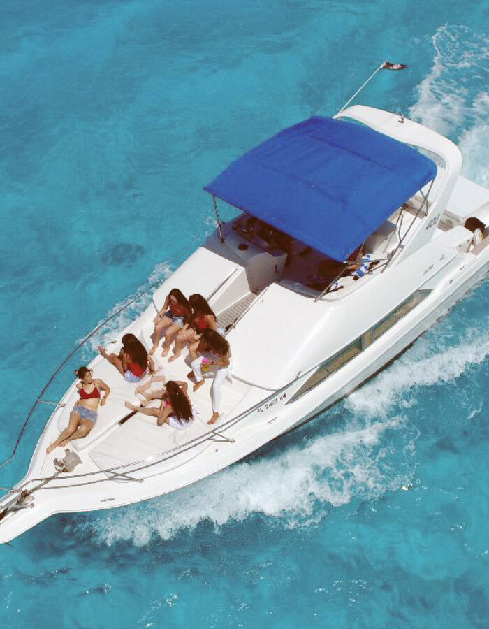Private Yacht for Team Bride Cancún- Playa del Carmen